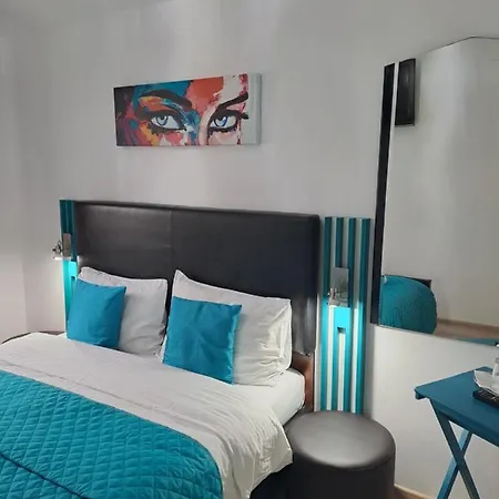 Konukevi Alexander House 3*