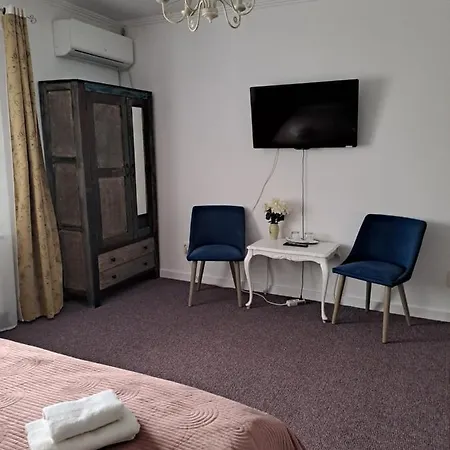 Konukevi Alexander House 3*