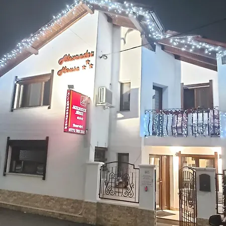 Konukevi Alexander House 3*