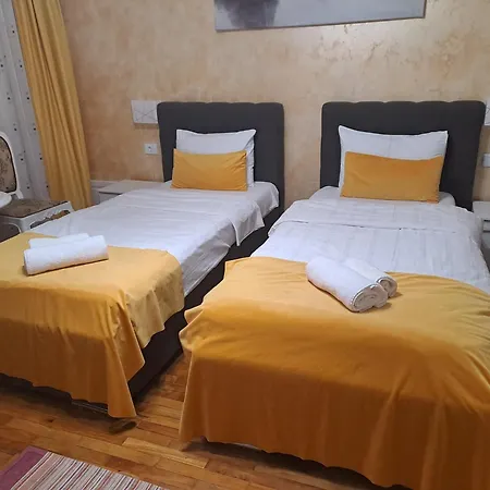 Alexander House Konukevi 3*